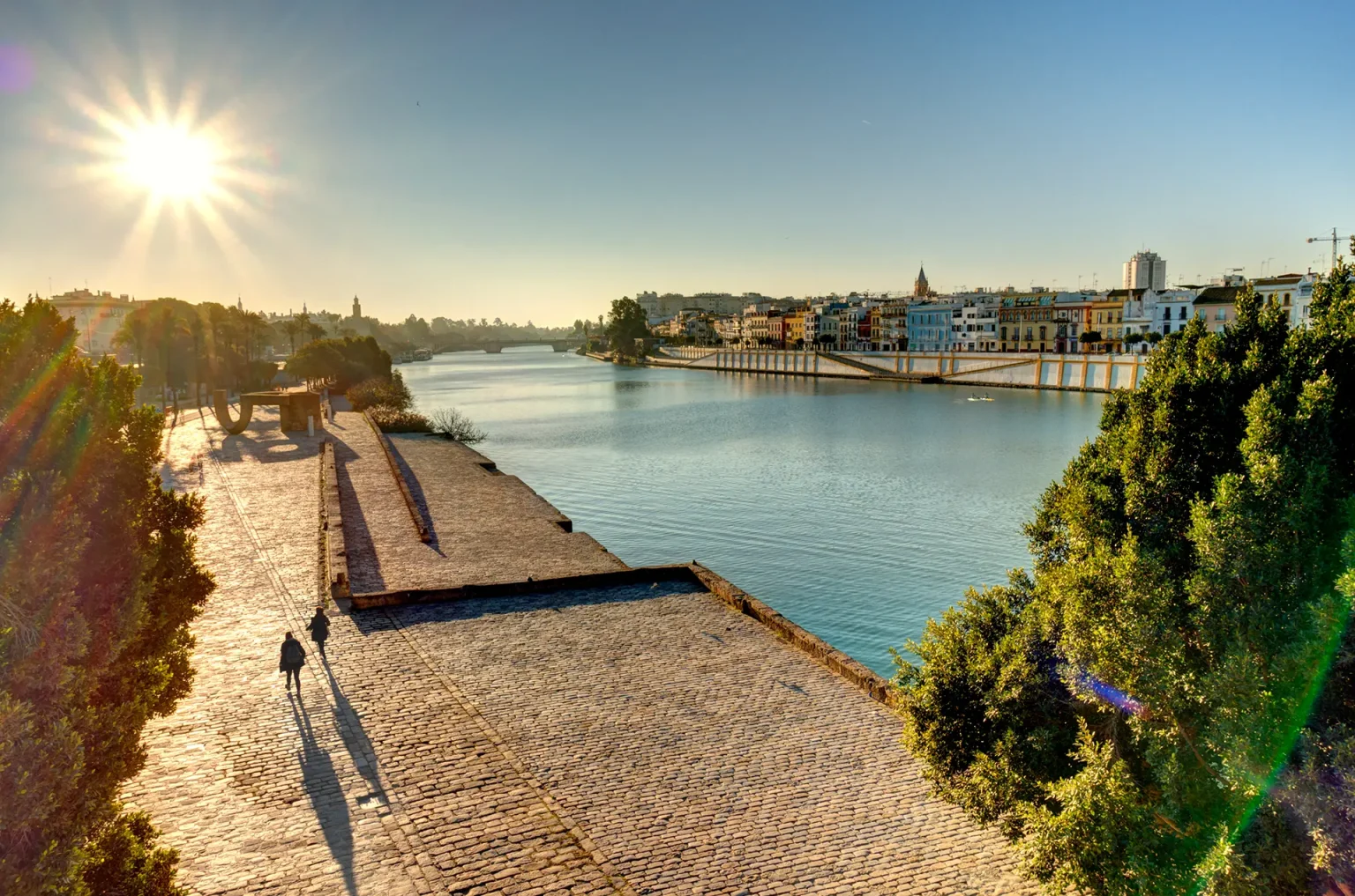 Disfruta de un tranquilo paseo en Sevilla alojandote en un piso turistico de Las Terrazas de Triana