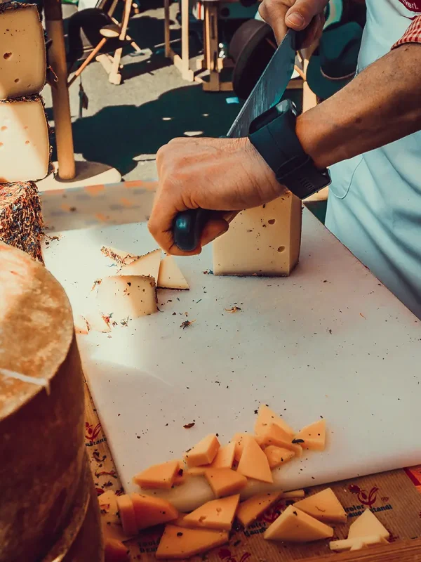 Visita el mercado historico de Triana en Sevilla disfruta de tu estancia en Las Terrazas de Triana